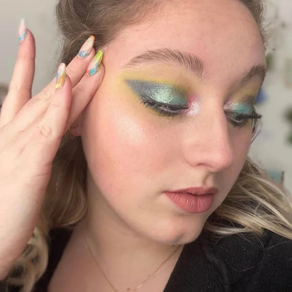 La palette de fards à paupières Escape by Indy se compose de six ombres à paupières mates et trois fards duochromes. Riches en pigments la palette de fard à paupières Escape est très appréciée. Escape est reconnue pour ses fards duochromes ultra pailletés.