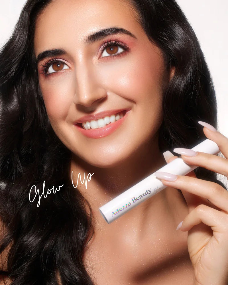 Le mascara Glow Up est un mascara enrichi en huile de ricin aux propriétés nourrissantes. Glow up est apprécié pour sa facilité d’application, son effet volume sans paquets, la longueur qu’il apporte aux cils et sa noirceur d’une grande intensité. 